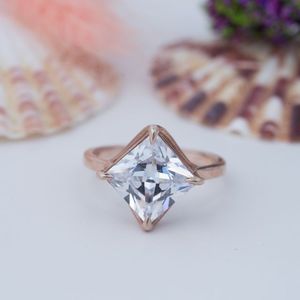 Élégantes alliances en argent sterling 925 plaqué or 18 carats avec moissanite sertie à griffes certifiée - Product Image 1