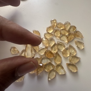 CITRINE NATURELLE TAILLÉE EN PLAT, LOT DE 168 CARATS, TAILLES MÉLANGÉES, ENTIÈREMENT POLIES ET BRILLANTES, AVEC LUSTER ET PERLES POUR LA CRÉATION DE BIJOUX - Product Image 2