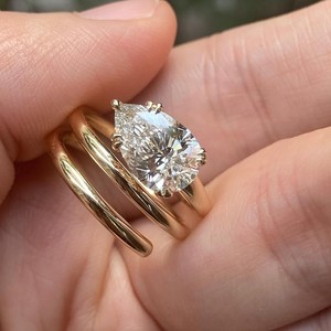 Anillo de compromiso de moissanita con corte de pera chapado en oro amarillo de 10K, 14K, 18K, clásico, minimalista, de 6 puntas, para aniversario o boda. - Product Image 1