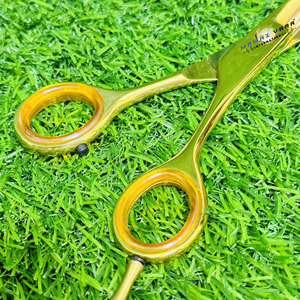 Ciseaux de coiffure professionnels en acier inoxydable de qualité supérieure, fabriqués en usine, pour une coupe de précision. - Product Image 5