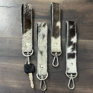 Nouveauté Porte-clés en cuir de vache véritable fait à la main avec clip métallique Durable Porte-clés en cuir de vache à poils Porte-clés personnalisé pour unisexe - Product Image 4