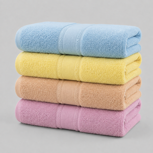 Serviette en tissu éponge hautement absorbante avec une surface moelleuse conçue pour un séchage confortable après la baignade, la natation ou l'exercice - Product Image 1
