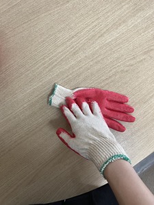 Gants tricotés résistants aux coupures en coton rouge enduit de latex, ambidextres, à manchette extensible, pour le nettoyage domestique et la protection - Product Image 2