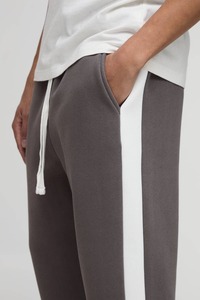 Pantalones deportivos de felpa francesa con cinta lateral personalizada, cintura con cordón, pierna recta, logotipo bordado, para gimnasio, atletismo y running, para hombre. - Product Image 2