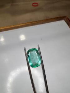 Vente en gros de pierres précieuses naturelles d'émeraude zambienne de 2,3 carats, taille coussin, certifiées vertes, pour la fabrication de bijoux fins - Product Image 1