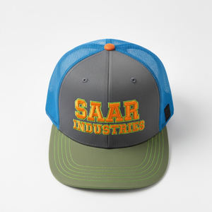 Gorra Trucker Bordada en 3D con Logotipo Personalizado SAAR INDUSTRIES - Gorra Snapback de 5 Paneles en Gris y Azul con Visera Verde - Product Image 5