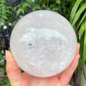 Sphère de quartz clair poli, objet de collection artistique, décoration Feng Shui pour la maison, globe avec taches - Product Image 1