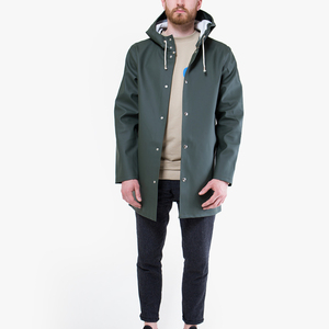 Manteau de pluie long imperméable à capuche pour homme en polyester enduit, fermeture boutonnée, couleur unie, coupe classique avec poches, idéal pour l'extérieur - Product Image 5