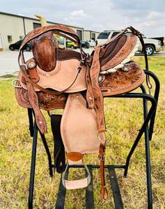 Silla de montar western hecha a mano de cuero genuino, tipo barril, con cincha ancha y duradera para equitación. - Product Image 1