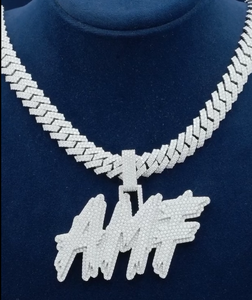 Colgante de Lujo con Letra AMT de Moissanita Iced Out y Cadena de Eslabones Cubanos en Acabado Oro Blanco, Joyería Hip Hop - Product Image 1