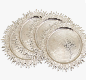 Assiettes de présentation modernes texturées à motif soleil, bord festonné et gaufré, finition argent métallisé, faites à la main, pour une mise en scène de table de Noël unique - Product Image 5