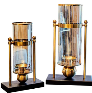 Porte-bougie industriel en or avec cylindres en verre hauts sur bases noires. Disponible aux prix de gros. - Product Image 1