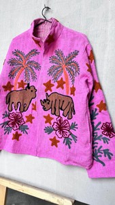 Chaqueta Tropical Rosa Bordada con Palmeras y Rinocerontes, Estilo Boho Floral, Cuello Mandarín, Tejido de Punto, Corte Holgado, Ropa de Verano - Product Image 5