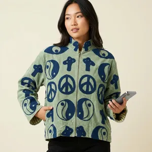เสื้อแจ็คเก็ตผ้าฝ้ายปักลายซูซานีทำมือ – เสื้อแจ็คเก็ตสไตล์โบโฮอินเดียแบบดั้งเดิมจากราชสถาน แจ็คเก็ตผ้าฟลีซสีเขียวพร้อมลายสัญลักษณ์สันติภาพและหยินหยาง - Product Image 2