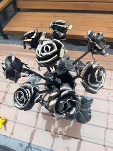 Sculpture de rose en fer forgé, résistante à la rouille, fabriquée à la main – Une pièce décorative élégante pour la maison ou le jardin. - Product Image 4