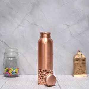 Botella de Cobre Artesanal para Bebidas, Diseño Elegante Martillado, Botella Metálica Resistente para Hidratación Diaria - Product Image 1