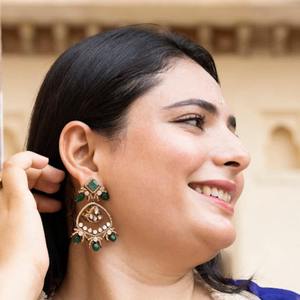 Collection Aadya : Boucles d'oreilles Chandbalis en or, fabriquées en argent sterling Gajaah 925 avec perles vertes pour femmes - Product Image 1
