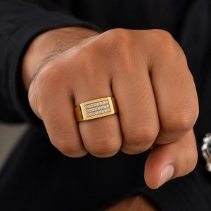 Anillo de cóctel geométrico de moissanita chapado en oro amarillo con corte brillante redondo y engaste de canal, joyería hiphop para hombre, ideal para regalos. - Product Image 3