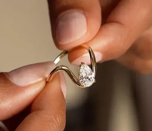 Bague solitaire en diamant taille poire ondulée de créateur avec bande ouverte, collection de bijoux fins de luxe haut de gamme pour fiançailles et mariage - Product Image 1