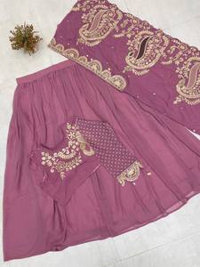 Tenue de fête en georgette, lehenga choli avec veste brodée style shrug et design ethnique traditionnel - Product Image 4