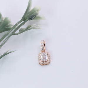 Collier Pendentif Classique en Or Rose pour Femme avec Diamant de Laboratoire Taille Émeraude et Micro-Pavé, Idéal pour Fiançailles et Mariage, Bijou Fin - Product Image 1