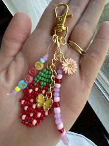 Magnifique porte-clés brodé artisanal de qualité supérieure avec un design floral élégant pour accessoires de mode - Product Image 1