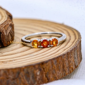 Vente en gros d'anneaux en argent sterling 925 massif avec saphir orange naturel rond à trois pierres, bijoux Memoria - Product Image 4