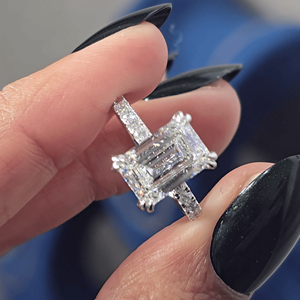 Bague de fiançailles élégante en or blanc avec diamant de laboratoire taille émeraude 3 carats et demi-bague éternité à double griffe - Product Image 2