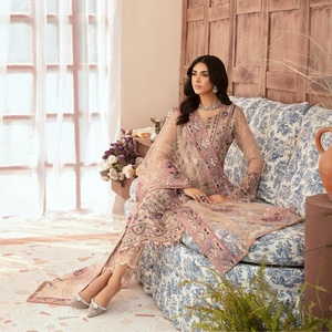 Robes panjabi pakistanaises brodées en mousseline de soie pour femmes sur des costumes trois pièces en mousseline de soie Designers pakistanais par Ramsha Vol V-26 - Product Image 6