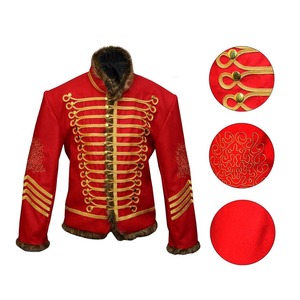 Veste d'hiver formelle pour homme en laine rouge, style hussard, avec broderie dorée, col en fausse fourrure, double boutonnage, col montant - Product Image 1