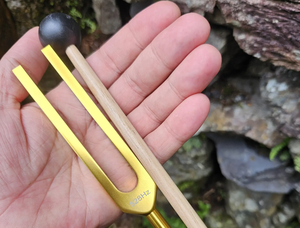 Diapason de méditation 528 Hz pour la thérapie sonore des chakras et marteau dans une boîte en bois (COFFRET CADEAU) - Product Image 4