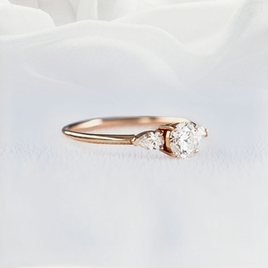 Anillo de Compromiso Clásico de Tres Piedras con Diamante Cultivado en Laboratorio con Corte Brillante Certificado por IGI de SARVA JEWELS, Chapado en Oro Rosa de 10K sobre Plata de Ley 925 - Product Image 2