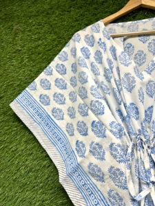Caftán de Algodón Estampado a Mano para Mujer con Motivos Florales Azules, Cintura Ajustable y Detalle de Borde, Estilo Boho para Vacaciones y Noche - Product Image 5