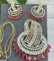 Ensemble collier et boucles d'oreilles tendance en laiton plaqué or de qualité supérieure avec pendentif en zircon pour femmes, idéal pour les soirées - Product Image 2