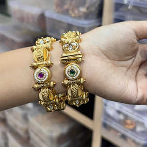 Juego de brazaletes abiertos Colección de joyas finas de piedra Pota chapada en oro - Product Image 1