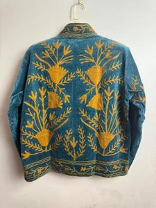 Chaqueta de Terciopelo para Mujer con Bordado Floral Suzani, Estilo Boho Chic Uzbeko, Ropa de Invierno Acolchada de Piel de Oveja y Algodón - Product Image 5