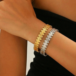 Elegante Brazalete de Metal para Mujer con Diseño Estilizado y Hermosos Detalles de Joyería Tradicional, Artesanía en Metal - Product Image 4