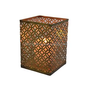 Porte-bougie élégant en métal carré de style pilier en fer, fait à la main, 12x12x16cm, pour bougies chauffe-plat, décoration de Noël pour la maison - Product Image 1