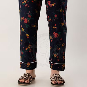 Conjunto de pijama de algodón de lujo para mujer con camisa con botones y pantalón a juego para relajarse en casa. - Product Image 5