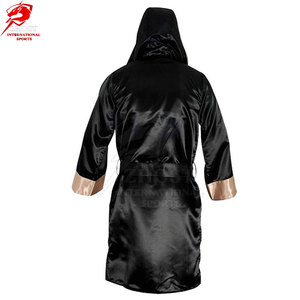 Batas de boxeo profesionales personalizadas con estampado, ajuste cómodo y costuras de primera calidad para uso en equipo e individual. - Product Image 3