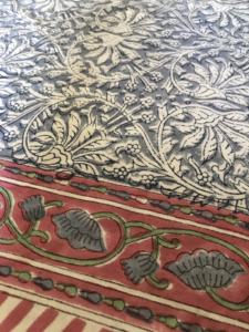 ผ้าฝ้ายพิมพ์ลายด้วยมือ – ลายดอกไม้สีเทาพิมพ์เต็มผืนพร้อมขอบสีแดงตัดกัน ผ้าพื้นเมืองอินเดีย - Product Image 4