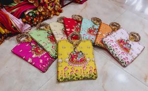 Sacs à main pour femmes en tissu Pichawai, design traditionnel ancien Radha Krishna, magnifique motif dessiné à la main, cadeaux de retour pour mariage et fête - Product Image 5