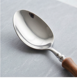 Ensemble de couverts minimalistes avec manche en bois et lames en acier inoxydable poli miroir pour la restauration - Product Image 2