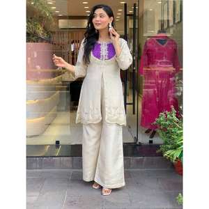 ชุดเสื้อและกางเกงผู้หญิงดีไซเนอร์ พร้อมงานปักลายและประดับด้วยเลื่อม - Product Image 6