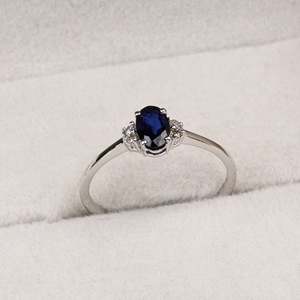 Vente en gros de bagues en argent sterling 925 massif avec saphir bleu ovale naturel, bijoux fins, Memoria Jewels - Product Image 1