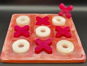 Jeu de Tic Tac Toe en résine à motif marbré avec pièces X et O, design classique et minimaliste, ensemble de jeu des Noughts et des Croix - Product Image 1