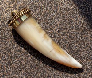 Collier pendentif en corne naturelle sculptée à la main, bijoux ethniques tribaux, accessoire de mode fait main, design personnalisé - Product Image 4