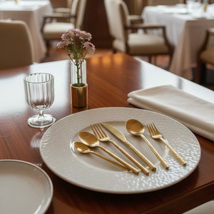 Ensemble de couverts écologiques en acier inoxydable doré sur assiette blanche pour fête, cuisine moderne, légers, compatibles lave-vaisselle, nettoyage facile - Product Image 1