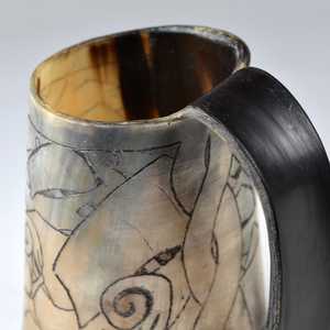 Auténtica Taza de Cuerno de Vaca Hecha a Mano con Diseño de Arte Folclórico Vikingo, Ecológica, de Forma Redonda, para Cerveza/Ale y Hidromiel, Decoración del Hogar - Product Image 4