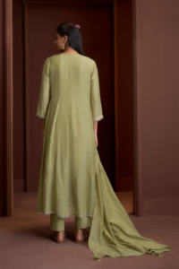 Conjunto de Kurta Anarkali bordada en Mul Chanderi color verde oliva, estilo étnico indio para mujer, con pantalón y dupatta. - Product Image 2